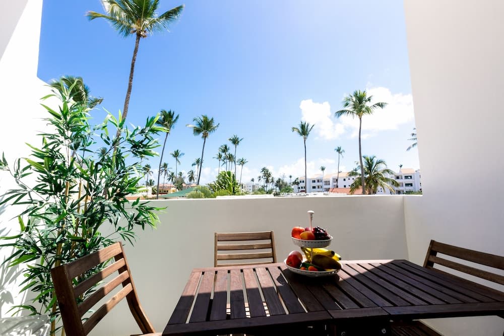 Ducassi Suites Rooftop Pool Beach Club & Spa — 7