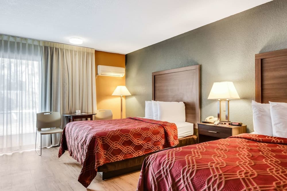 Econo Lodge Tampa near Busch Gardens — 15