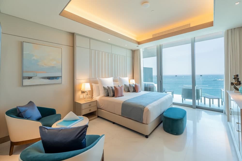 FIVE LUXE — 4