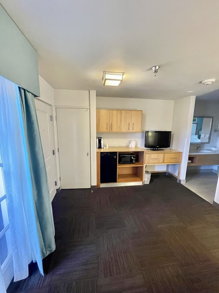 Red Roof Inn PLUS+ & Suites Tampa — 9
