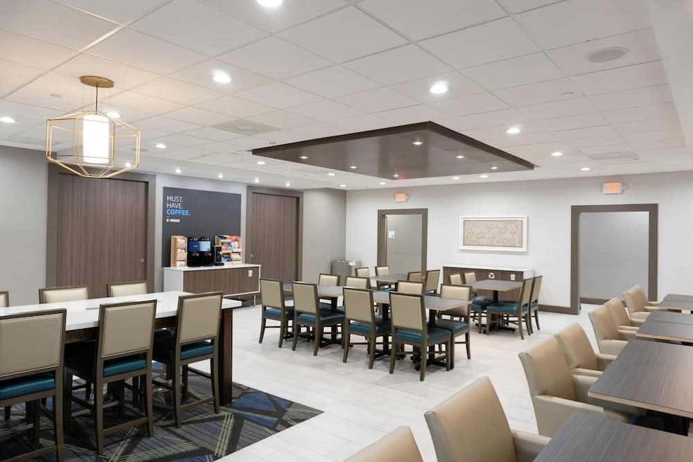 Holiday Inn Express & Suites Los Angeles Downtown West by IHG — 21