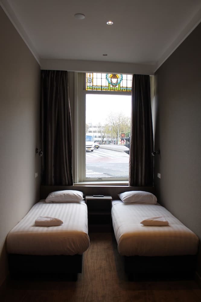 Hotel Blossoms — 14
