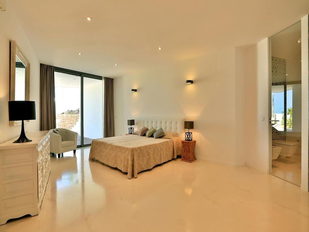 Modern Holiday Home With Vast Terracing — 29