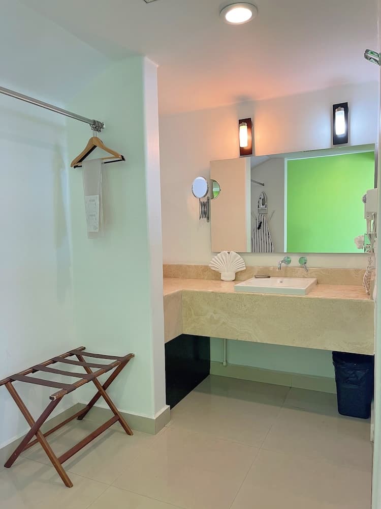 Seven Crown Express & Suites by Kavia — 28