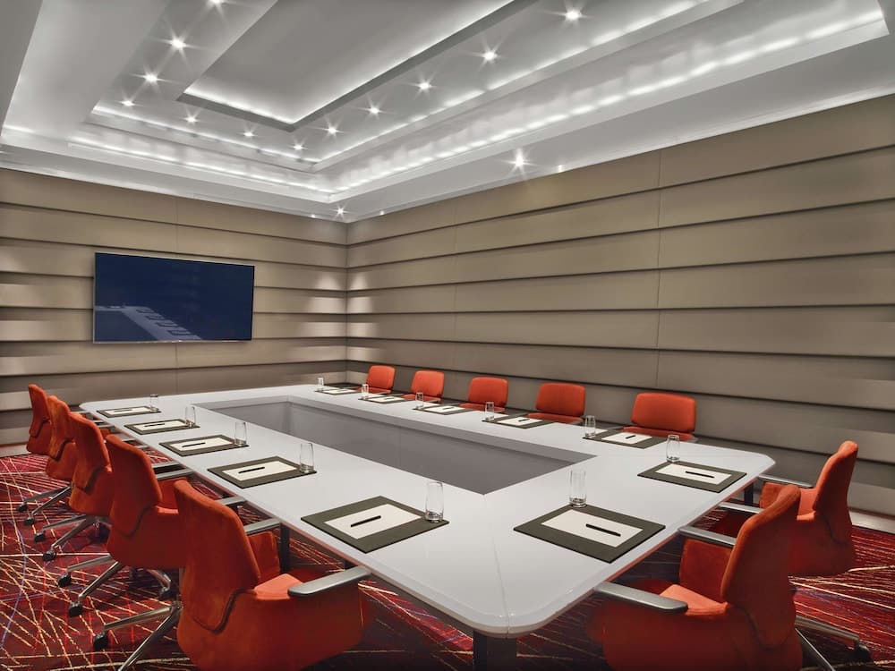 V Hotel Dubai, Curio Collection by Hilton — 7