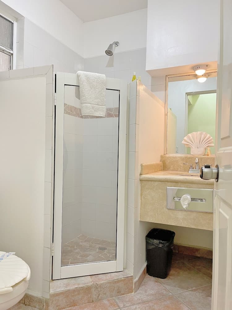 Seven Crown Express & Suites by Kavia — 30