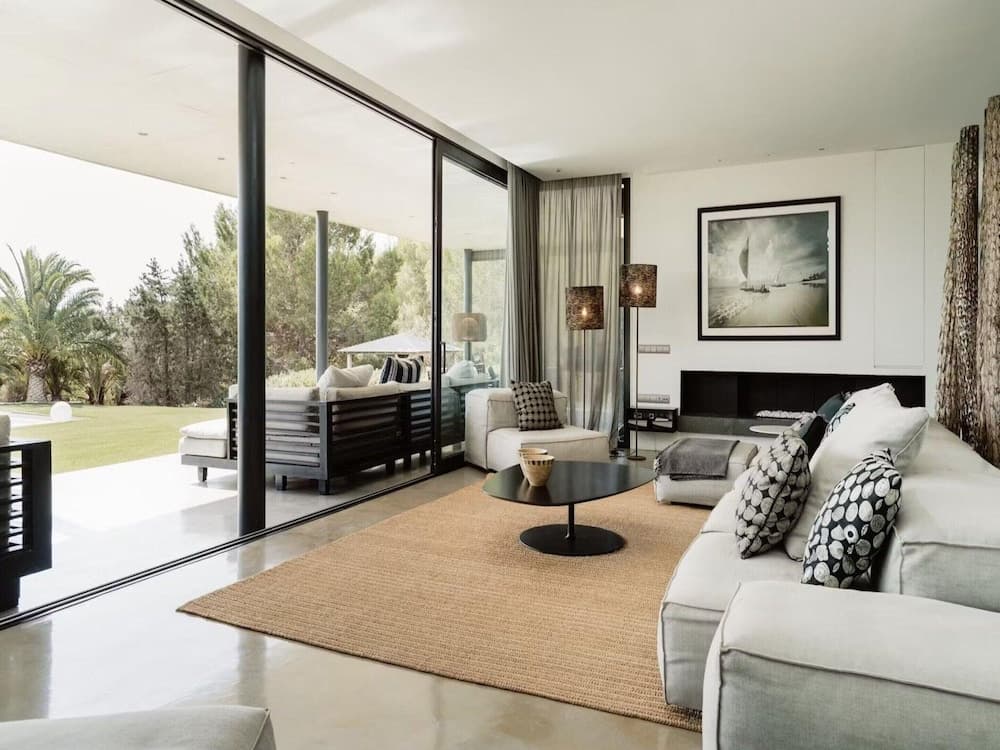 Modern Villa With Minimalistic Decor — 28