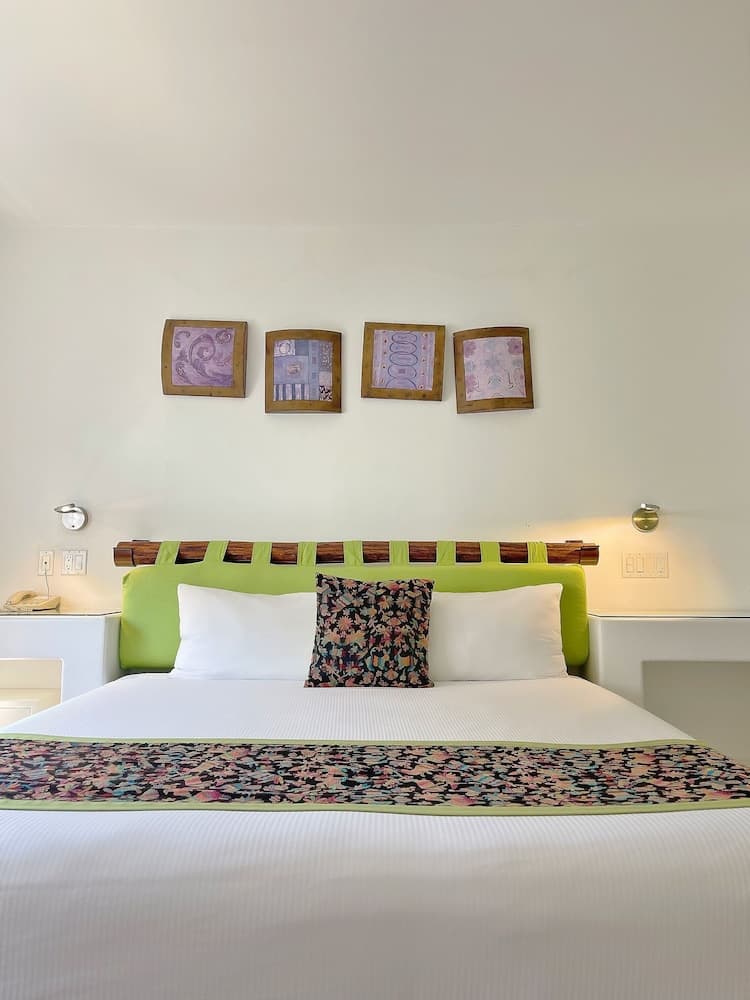 Seven Crown Express & Suites by Kavia — 4