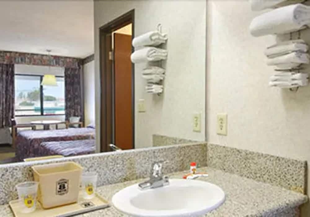 Travelodge by Wyndham Commerce Los Angeles Area — 14
