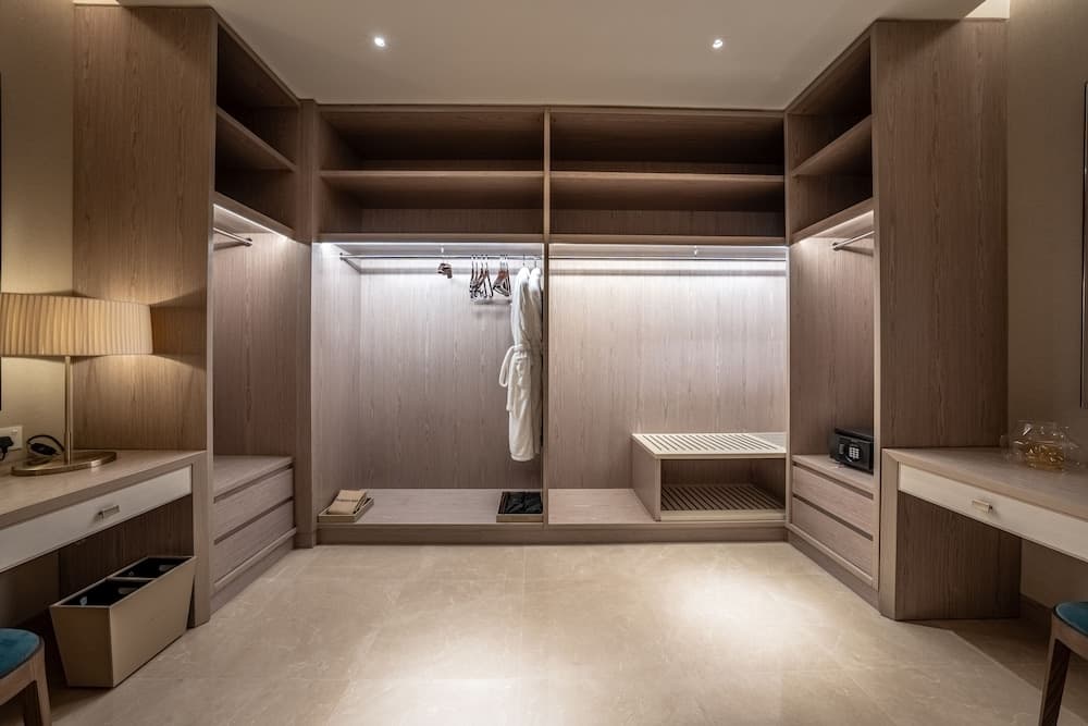 FIVE LUXE — 18