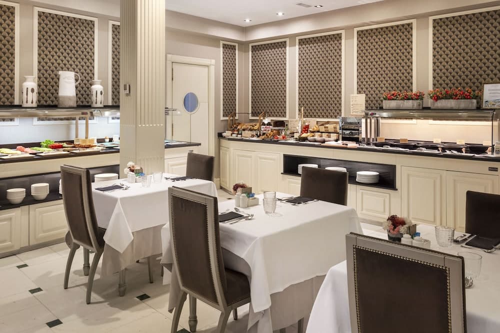 Catalonia Las Cortes Hotel — 15