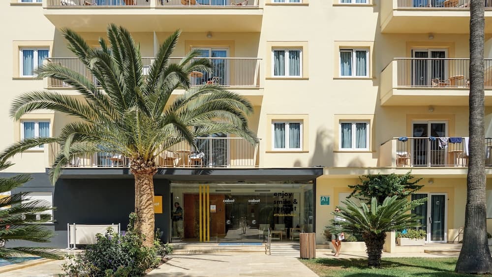Cabot Tres Torres Apartments — 1