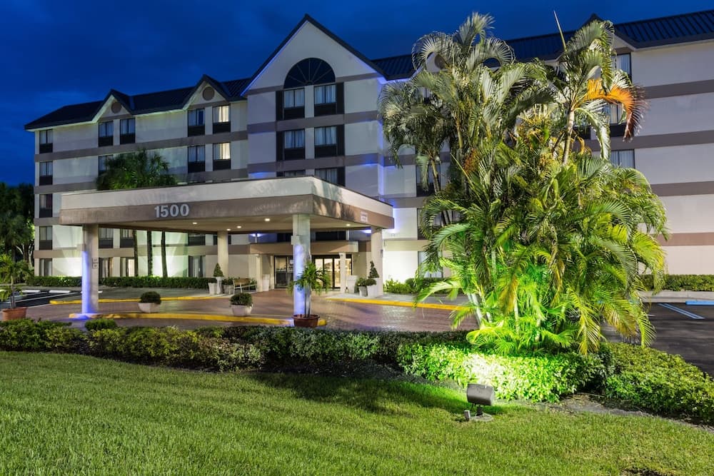 Holiday Inn Express & Suites Ft. Lauderdale N - Exec Airport by IHG — 3