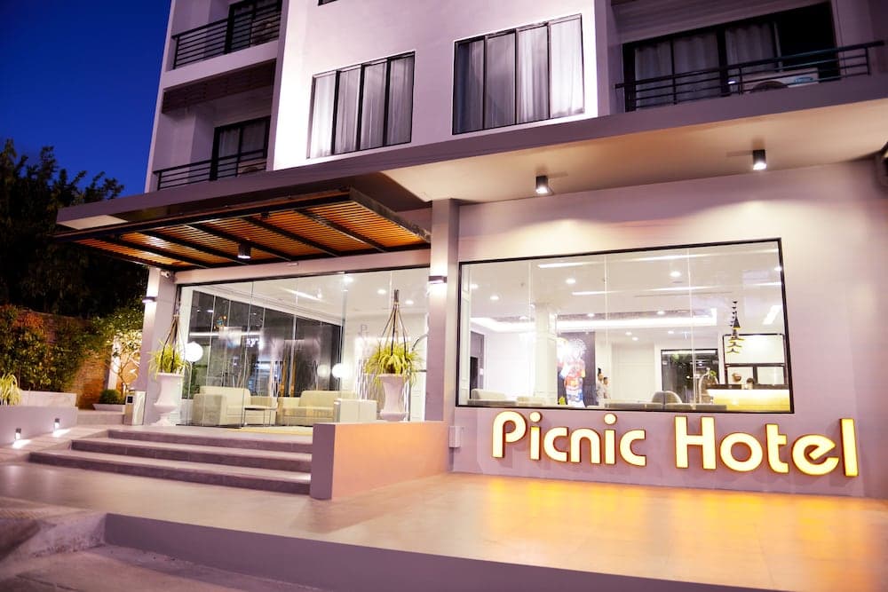 Picnic Hotel Bangkok — 12