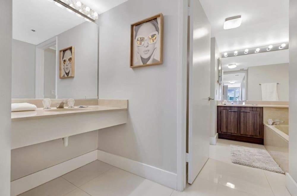 Condominio con vista a la bahía y balcón — 17
