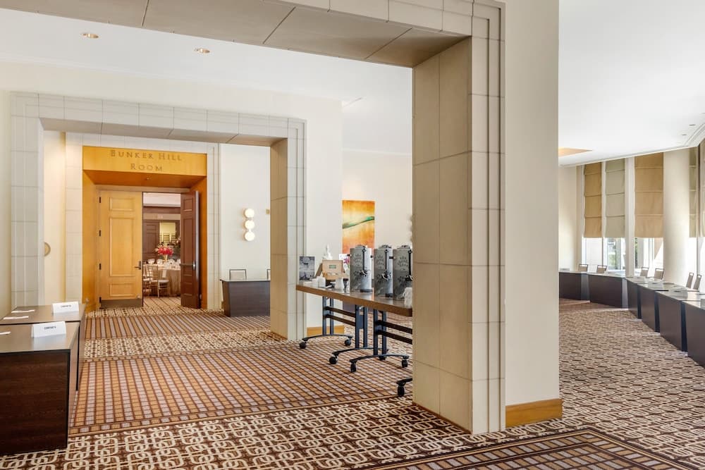 Omni Los Angeles Hotel en California Plaza — 2