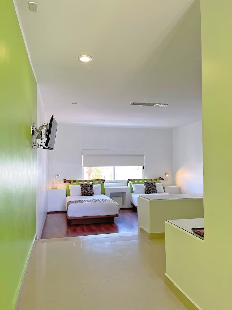Seven Crown Express & Suites by Kavia — 8