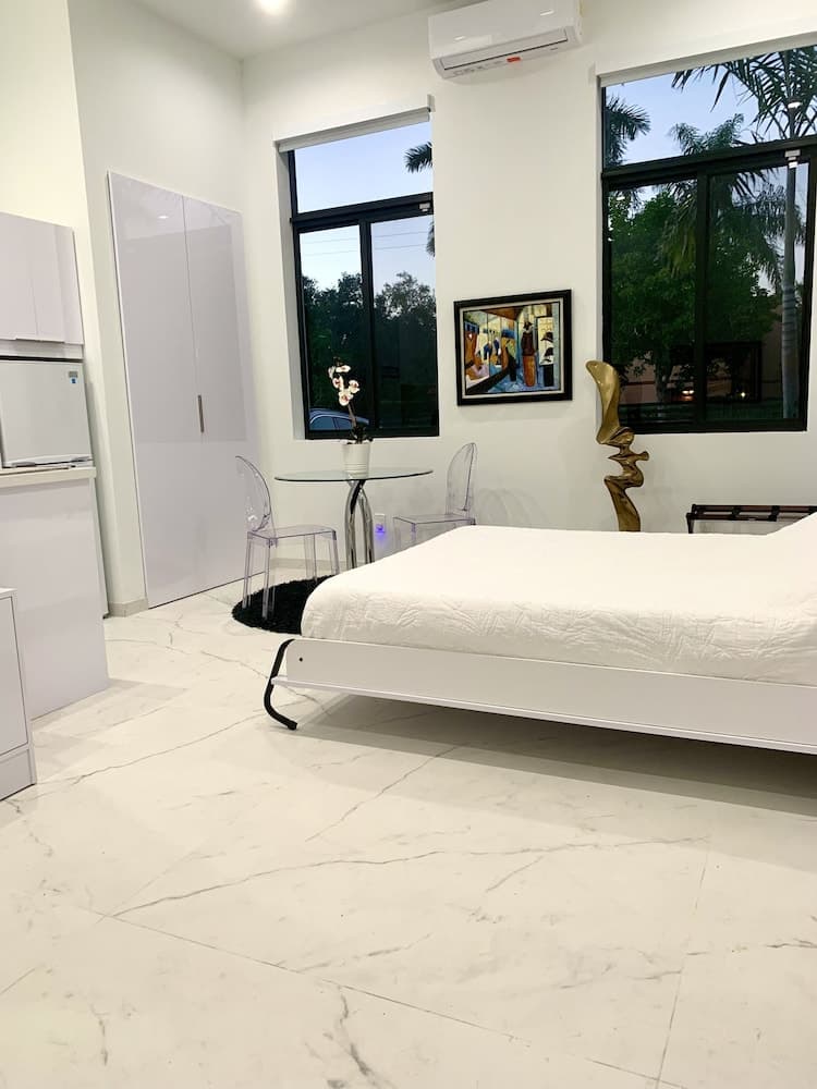 Guesthouse per soli uomini con opzione di abbigliamento vicino a Wilton Manors — 11