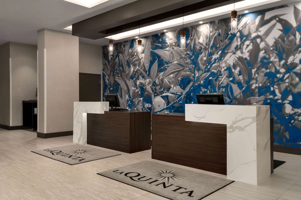 La Quinta Inn & Suites by Wyndham Orlando - IDrive Theme Parks — 5