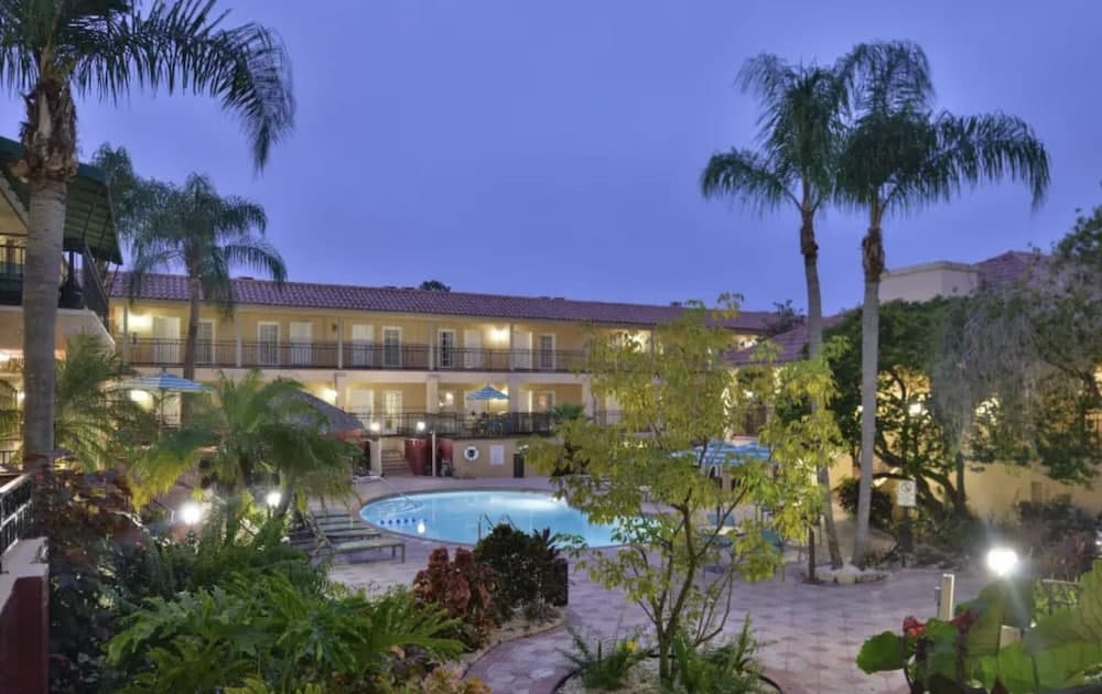 Red Roof Inn PLUS+ & Suites Tampa — 4