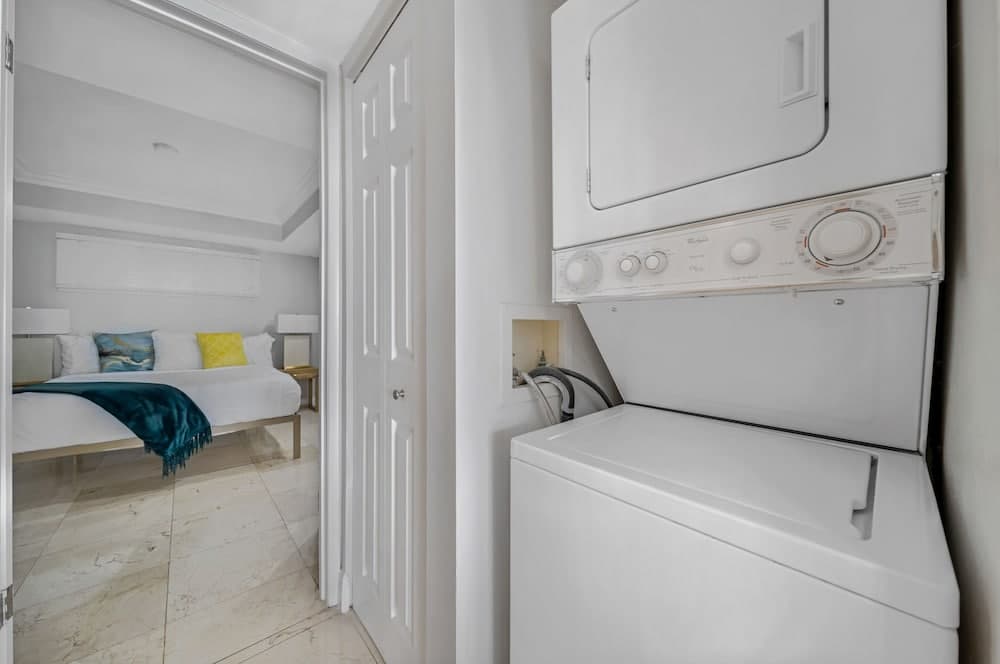 Condominio con vista a la bahía y balcón — 19
