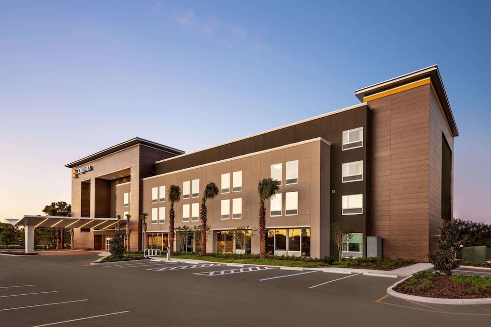 La Quinta Inn & Suites by Wyndham Orlando - IDrive Theme Parks — 3