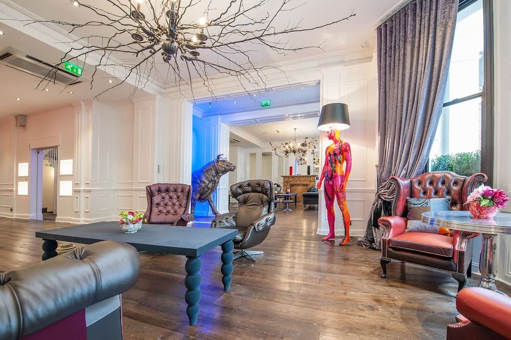 L'Hotel Exhibitionist — 22