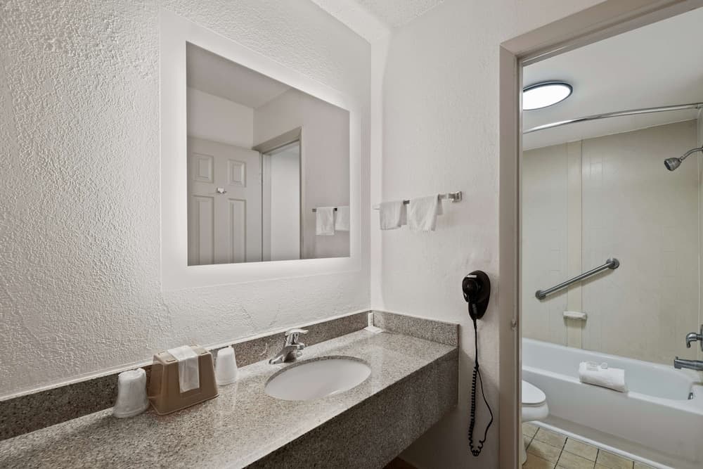 Americas Best Value Inn Orlando — 5
