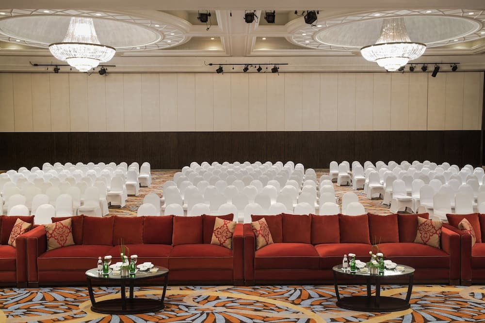 Mövenpick Grand Al Bustan Dubai — 12