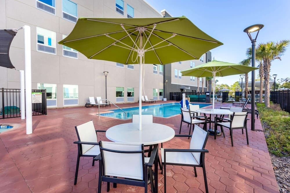 La Quinta Inn & Suites by Wyndham Orlando - IDrive Theme Parks — 19