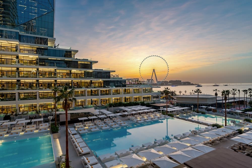 FIVE LUXE — 1