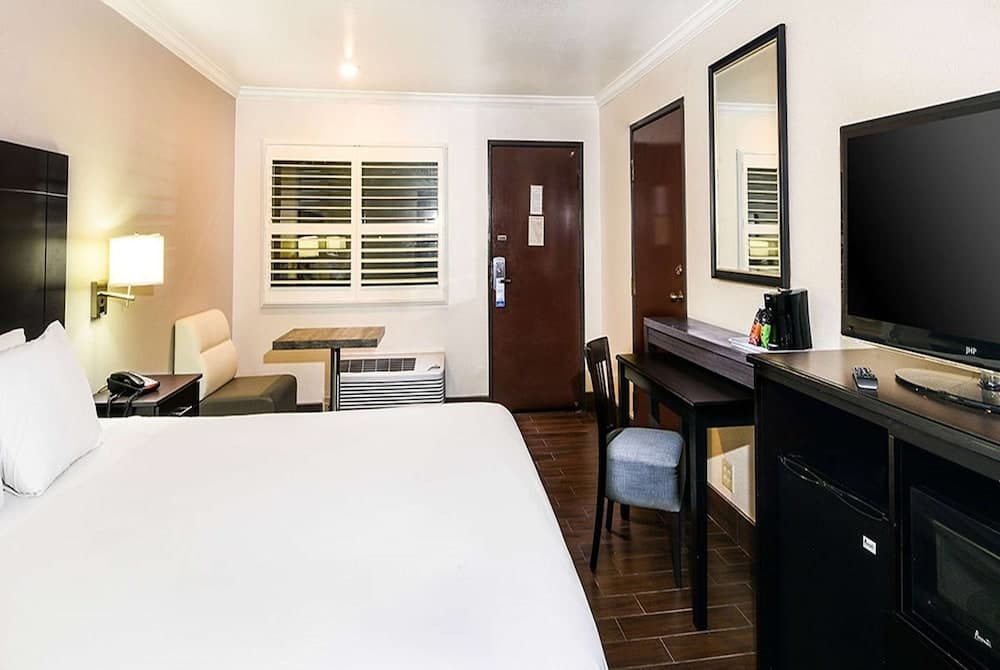 Travelodge by Wyndham Commerce Los Angeles Area — 13