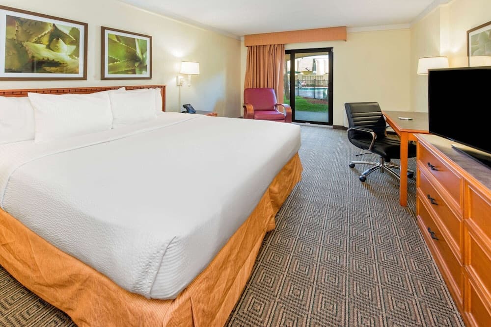 La Quinta Inn & Suites by Wyndham Ft Lauderdale Cypress Cr — 5