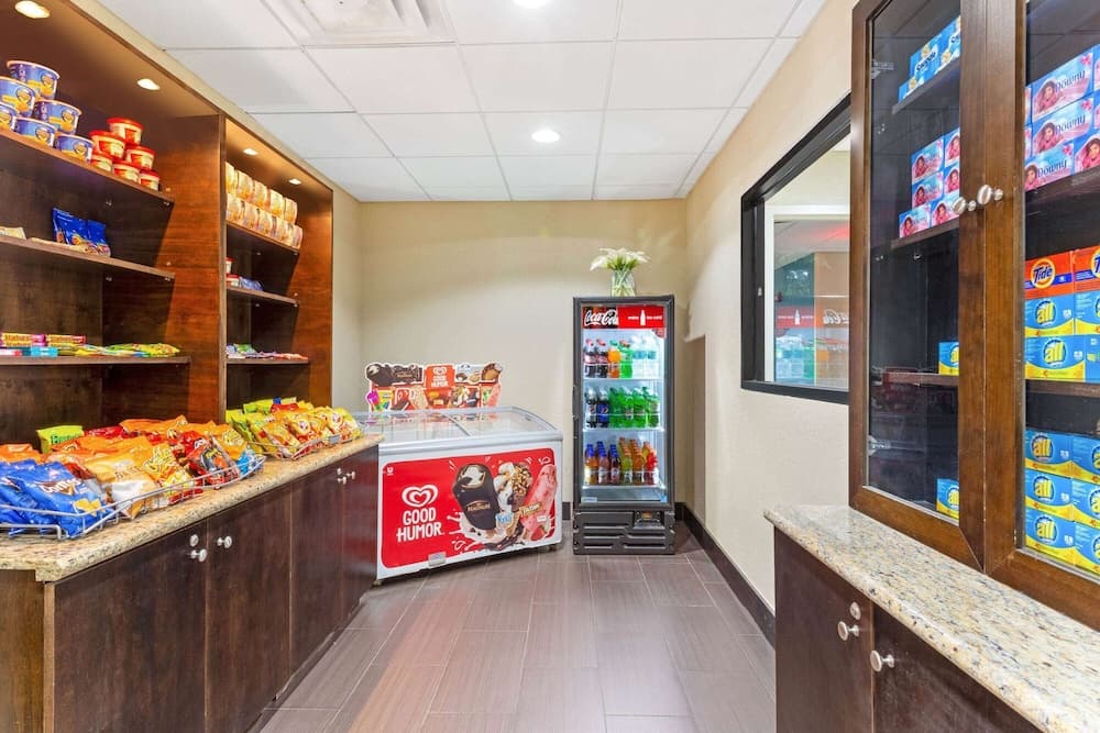 La Quinta Inn & Suites by Wyndham Tampa North I-75 — 7