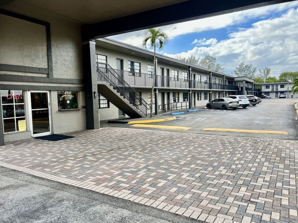 Americas Best Inn and Suites Fort Lauderdale North — 9
