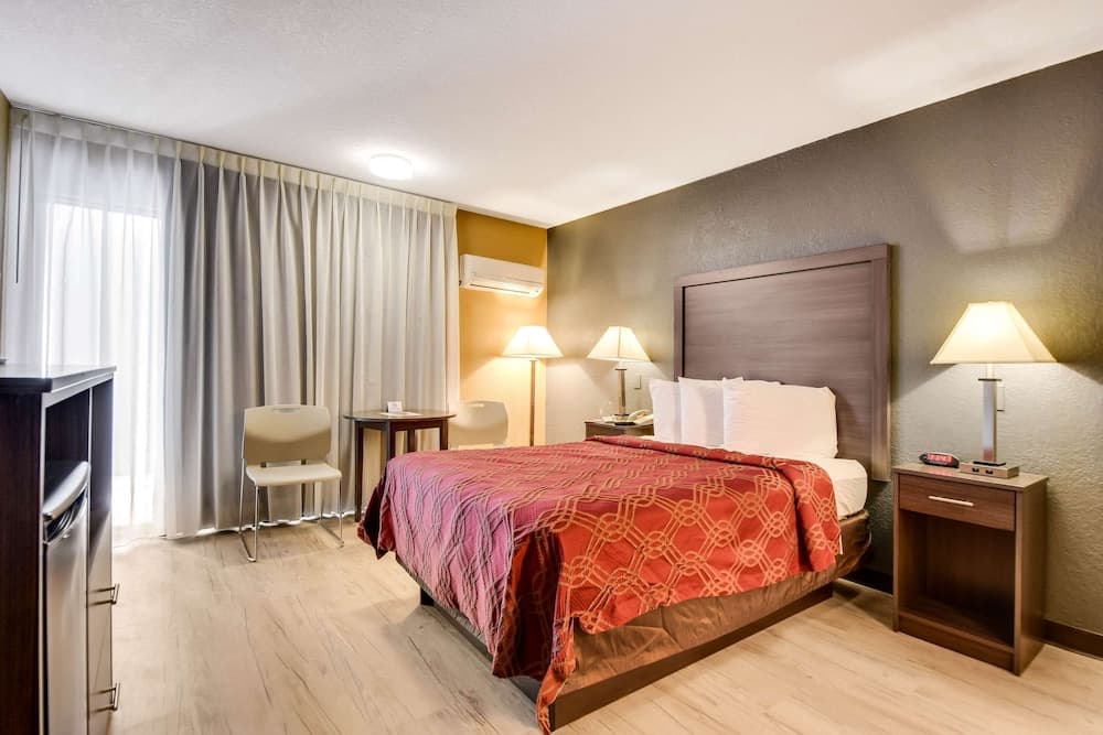 Econo Lodge Tampa near Busch Gardens — 24