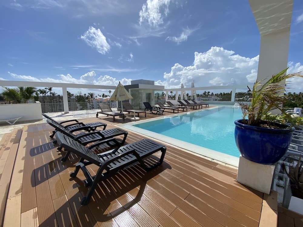 Aventura Deluxe Suites Rooftop Pool — 17