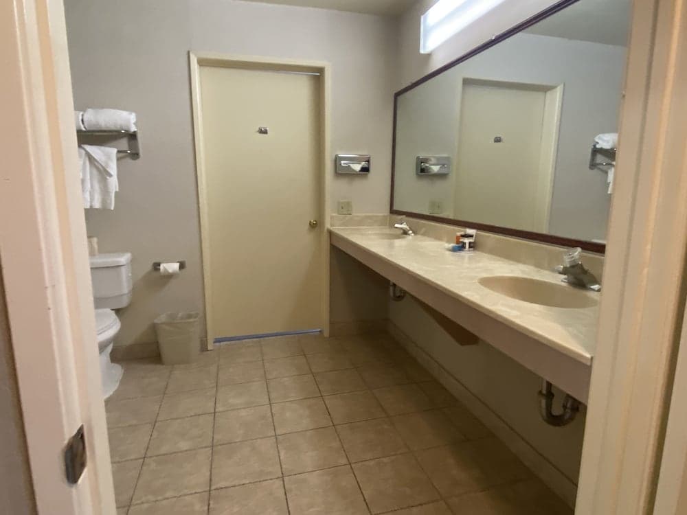 Ramada by Wyndham Los Angeles/Koreatown West — 8