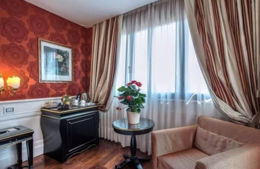 Albergo Del Senato — 24
