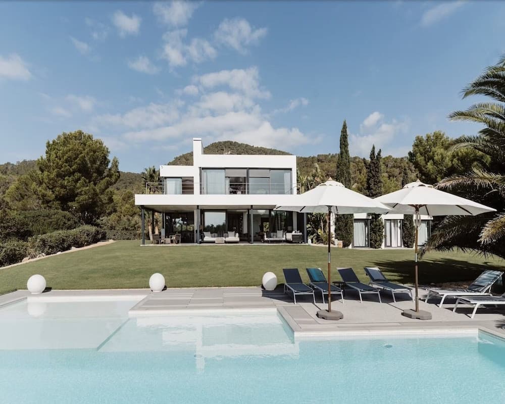 Modern Villa With Minimalistic Decor — 1