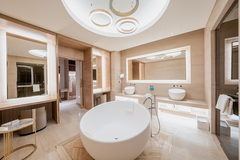 FIVE LUXE — 13