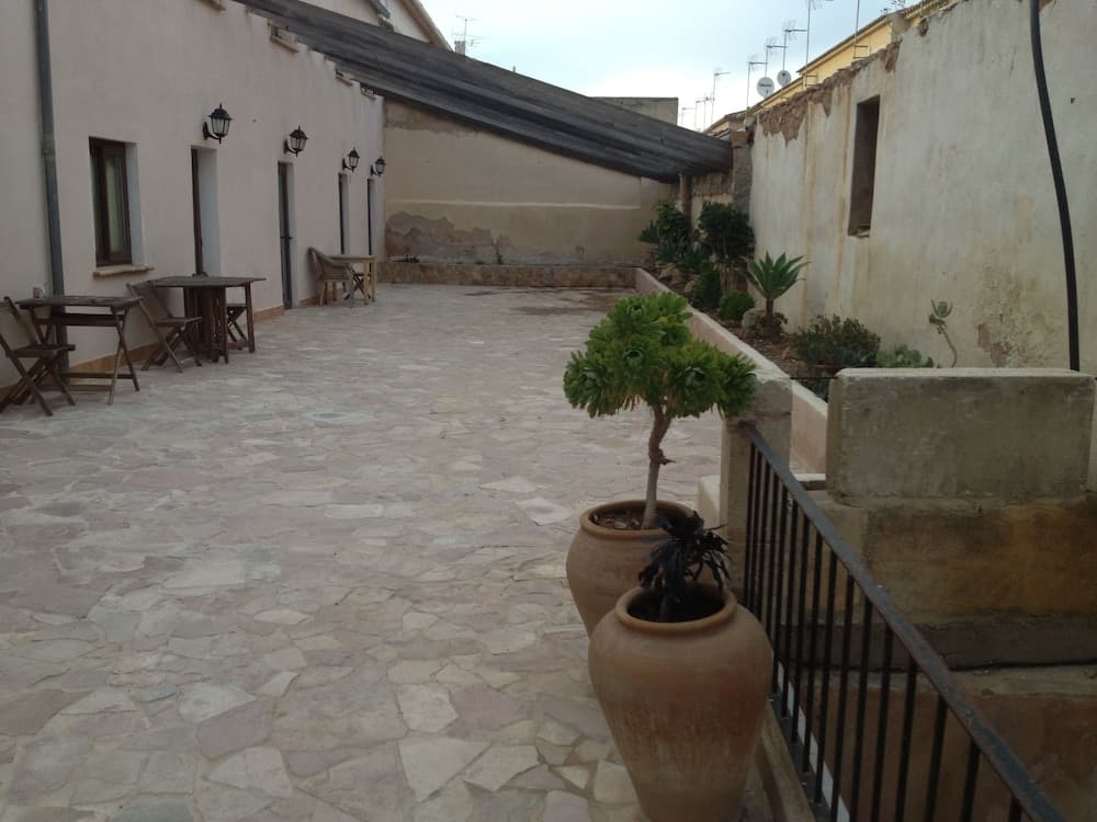 BHG Hostel Secar de la Real — 11