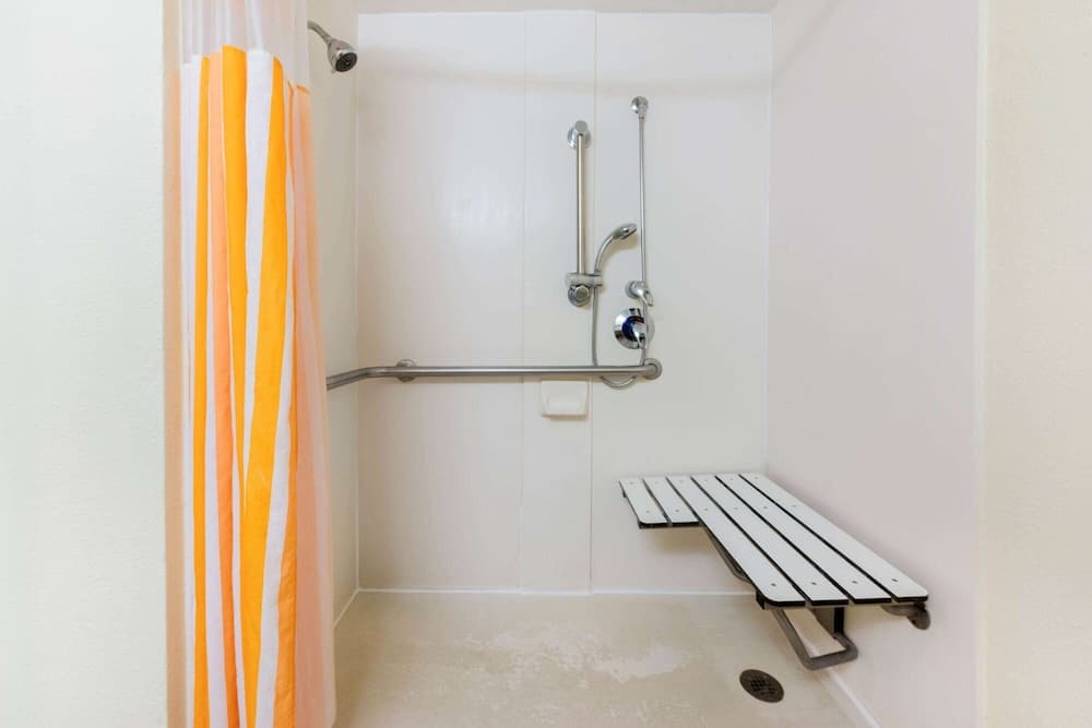 La Quinta Inn & Suites by Wyndham Ft Lauderdale Cypress Cr — 12