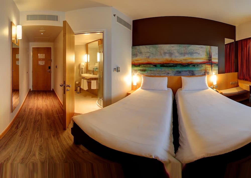 ibis One Central Hotel — 6