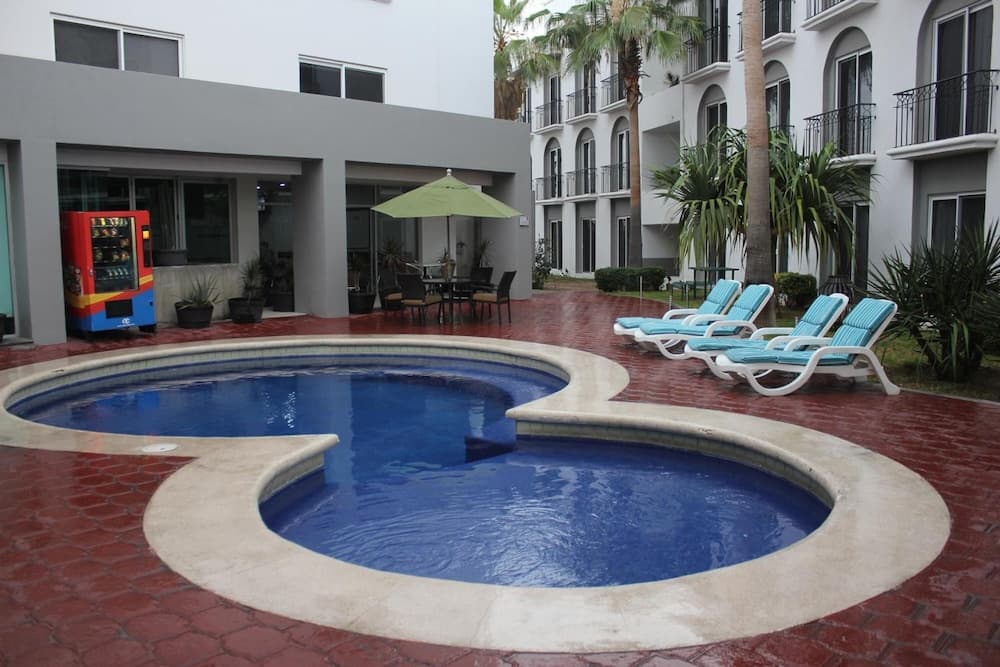 Seven Crown Express & Suites by Kavia — 20