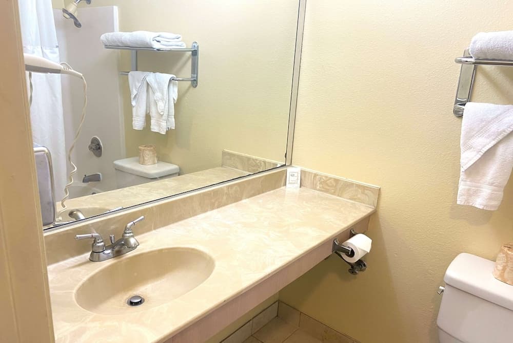 Ramada by Wyndham Los Angeles/Koreatown West — 11