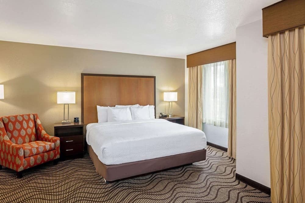 La Quinta Inn &amp; Suites by Wyndham Las Vegas Red Rock — 13
