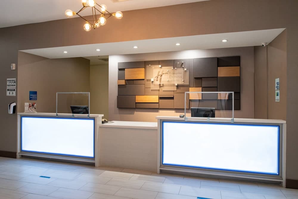 Holiday Inn Express & Suites Los Angeles Downtown West by IHG — 18