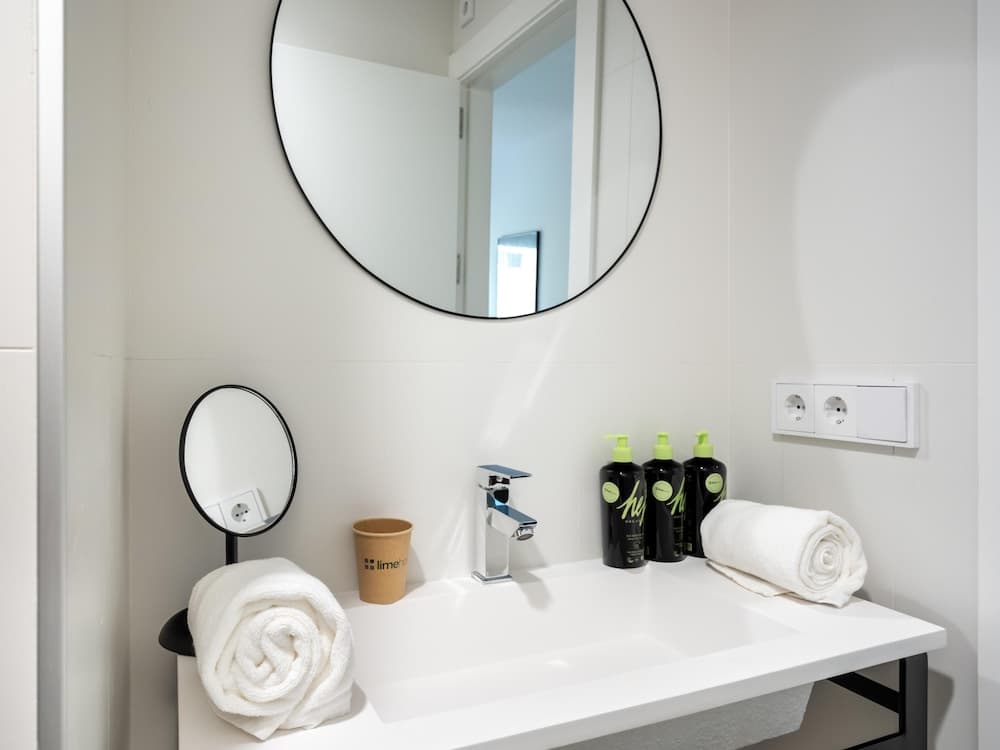 Limehome Sevilla Calle Torcuato Luca de Tena — 15