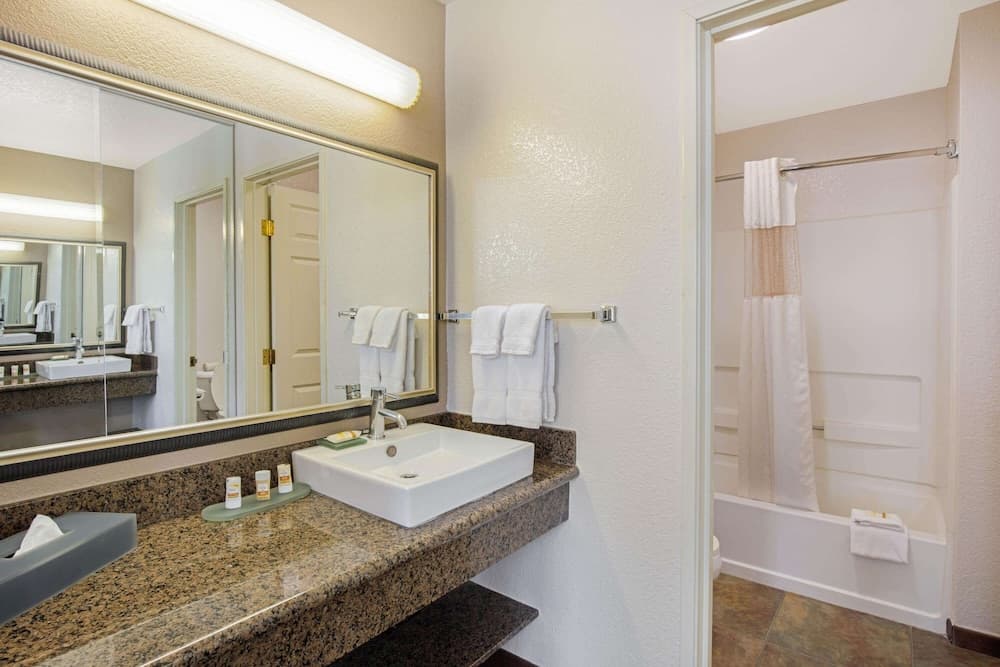 La Quinta Inn &amp; Suites by Wyndham Las Vegas Red Rock — 19